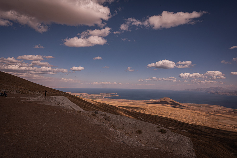 17/49 Nemrut Krater – spontanes Picknick mit Einheimischen, unser verzweifelter Versuch dem Abfall Herr zu werden und eine Nacht im Kraterkessel – Reisebild 6
