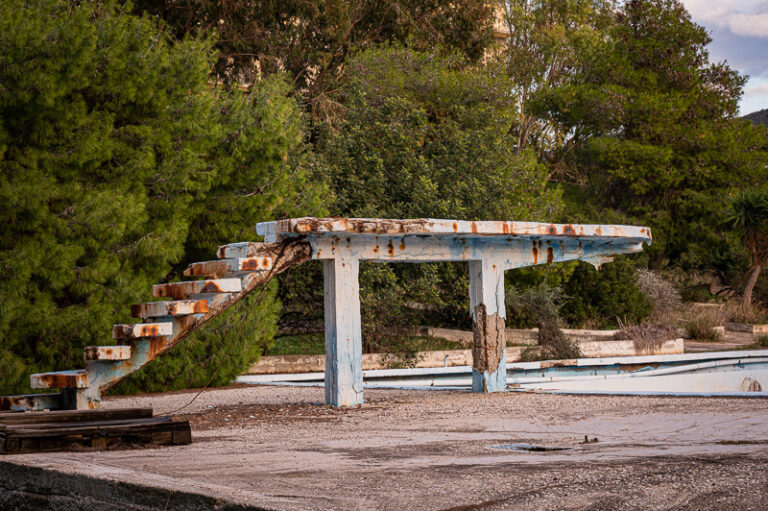 Titelbild zu 23/64 Saladi Beach Hotel – vom FKK Paradies zum Lost Place